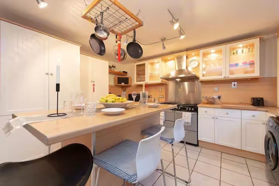 House | Private kitchen | Fridge, microwave, oven, stovetop