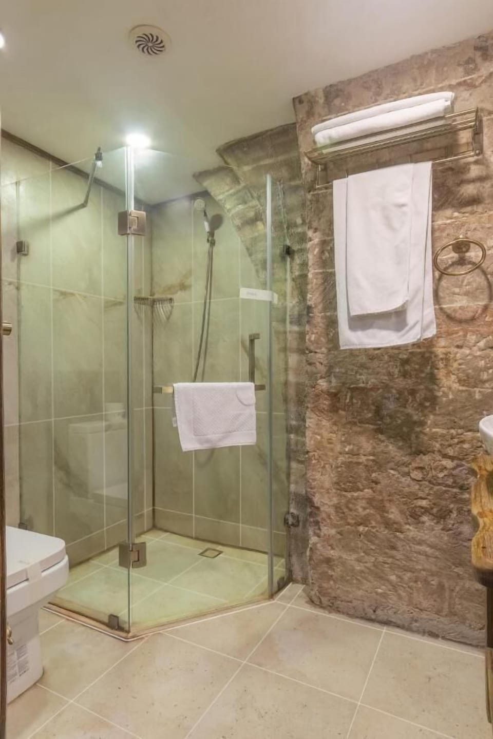 Classic Double Room | Bathroom | Free toiletries, hair dryer, bathrobes, slippers