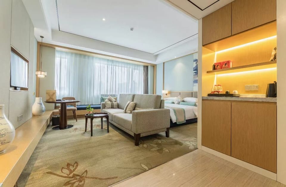 Classic Room | Premium bedding, down comforters, in-room safe, desk