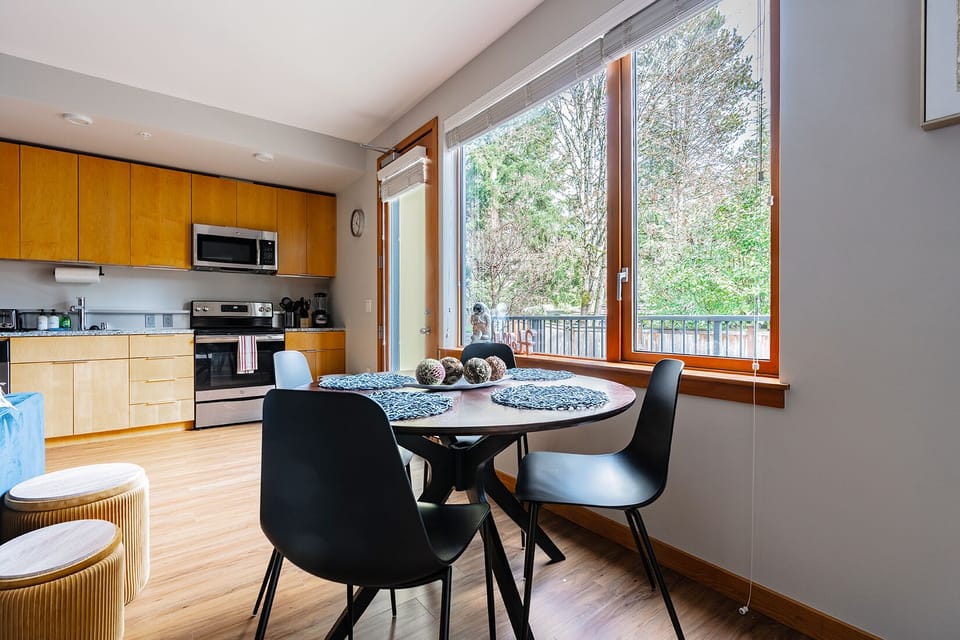 Apartment, 1 Queen Bed, Patio | In-room dining