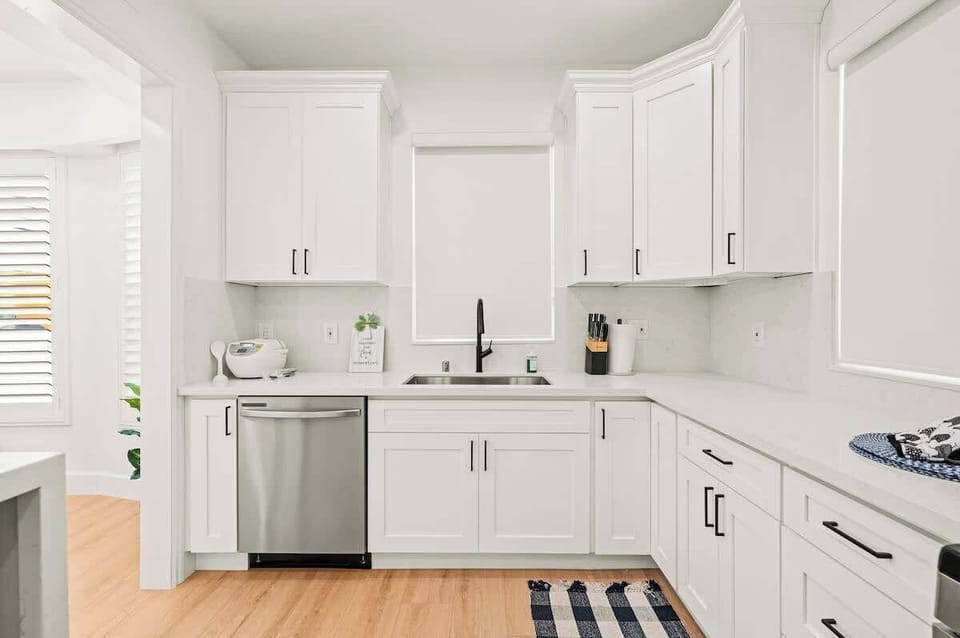 House (4 Bedrooms) | Private kitchen | Microwave, oven, stovetop, espresso maker