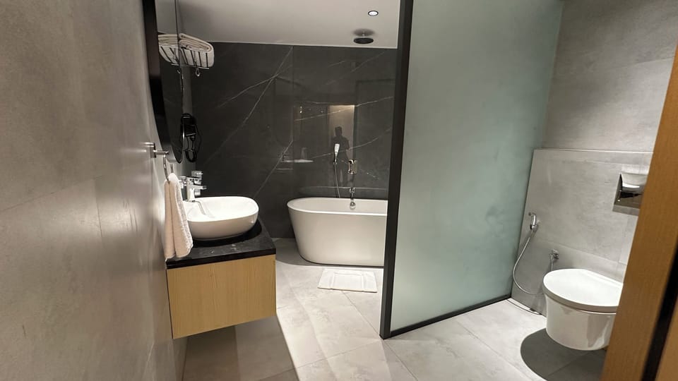 Club Double Room | Desk, laptop workspace, bed sheets