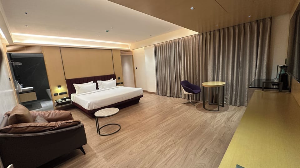Club Double Room | Desk, laptop workspace, bed sheets