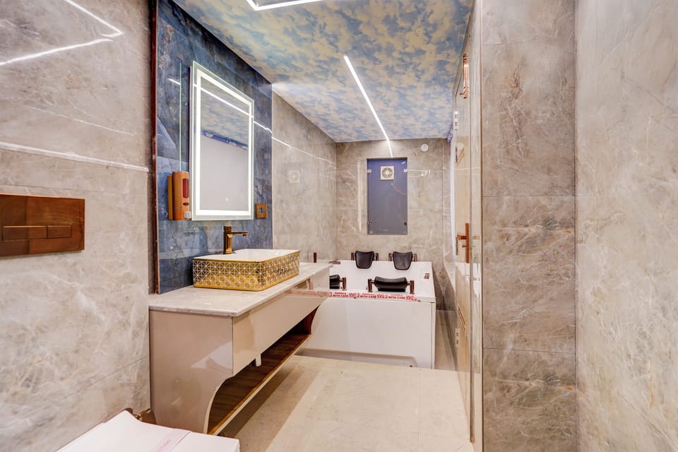 Classic Studio Suite | Bathroom | Shower, bathrobes, slippers, towels