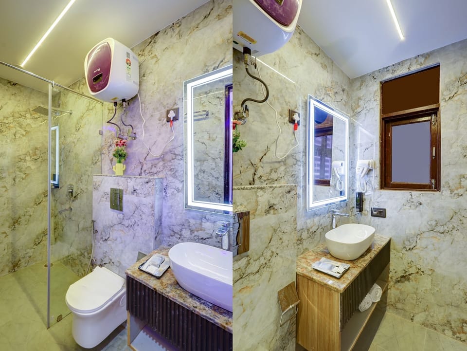 Superior Room | Bathroom | Shower, bathrobes, slippers, towels