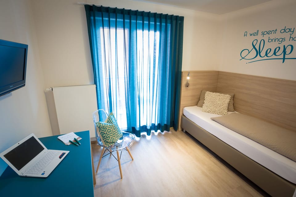 Comfort Single Room, Private Bathroom | Food and drink
