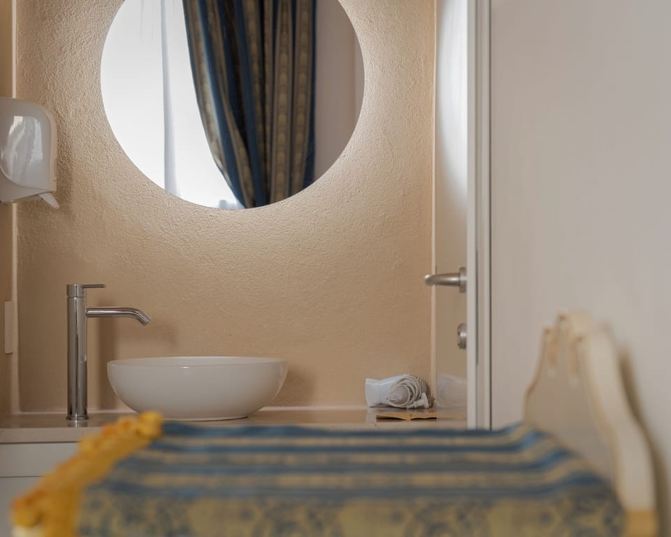 Deluxe Double Room | Bathroom | Shower, bidet, towels, shampoo