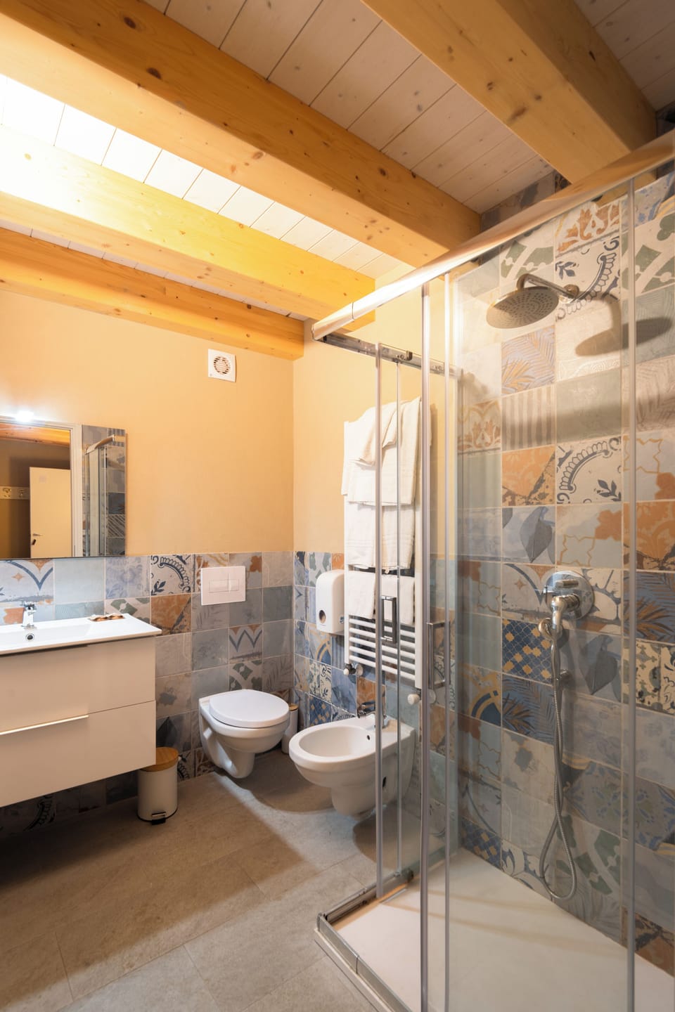 Deluxe Double Room | Bathroom | Shower, bidet, towels, shampoo