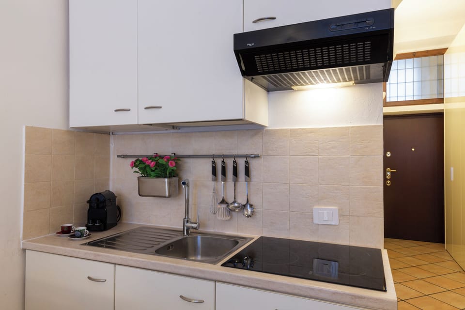 Standard Studio | Private kitchen | Mini-fridge, microwave, stovetop, espresso maker