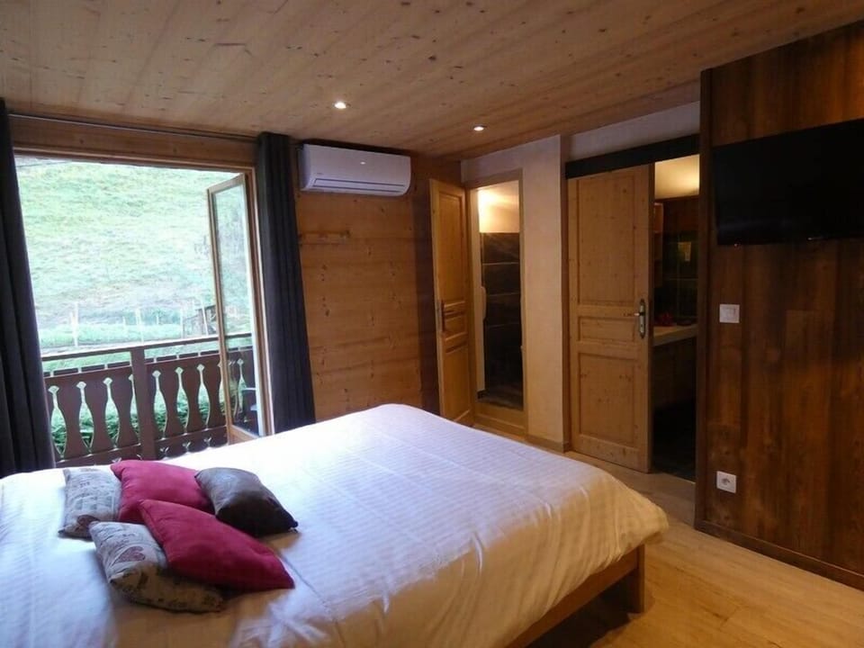 Romantic Double Room, Balcony | Blackout drapes, soundproofing, iron/ironing board, free WiFi