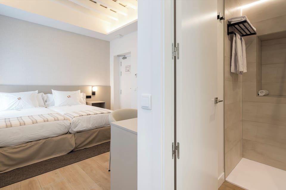 Standard Twin Room | In-room safe, desk, laptop workspace, soundproofing