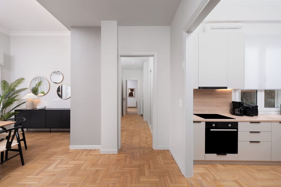 Deluxe Apartment, Kitchen | Private kitchen | Full-size fridge, microwave, oven, stovetop