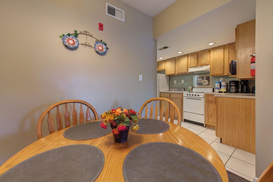 Condo, 1 King Bed with Sofa bed, Kitchen (Colonial Crest Condo Unit #113) | Dining