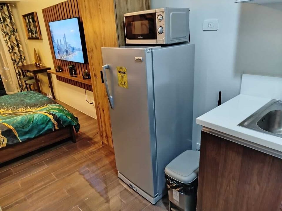 Panoramic Condo, 1 Queen Bed, Balcony, Partial Sea View | Private kitchen | Full-size fridge, microwave, stovetop, electric kettle