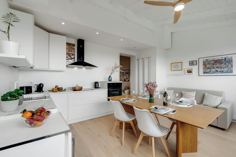 Family Apartment, 1 Bedroom, Balcony (Sky View Apartment Monopoli) | Dining