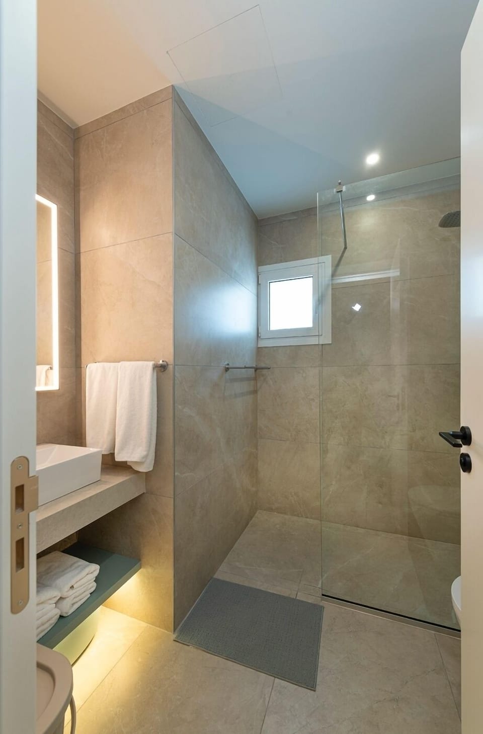 Apartment, 2 Bedrooms | Bathroom | Shower, towels, toilet paper