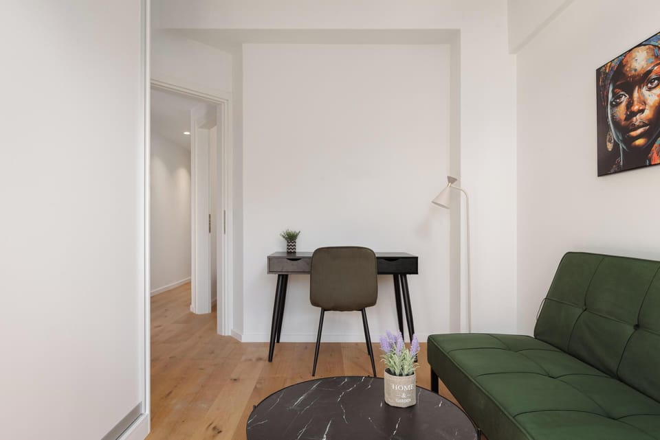 Apartment, City View | Living area | 50-inch Smart TV with satellite channels, fireplace, Netflix