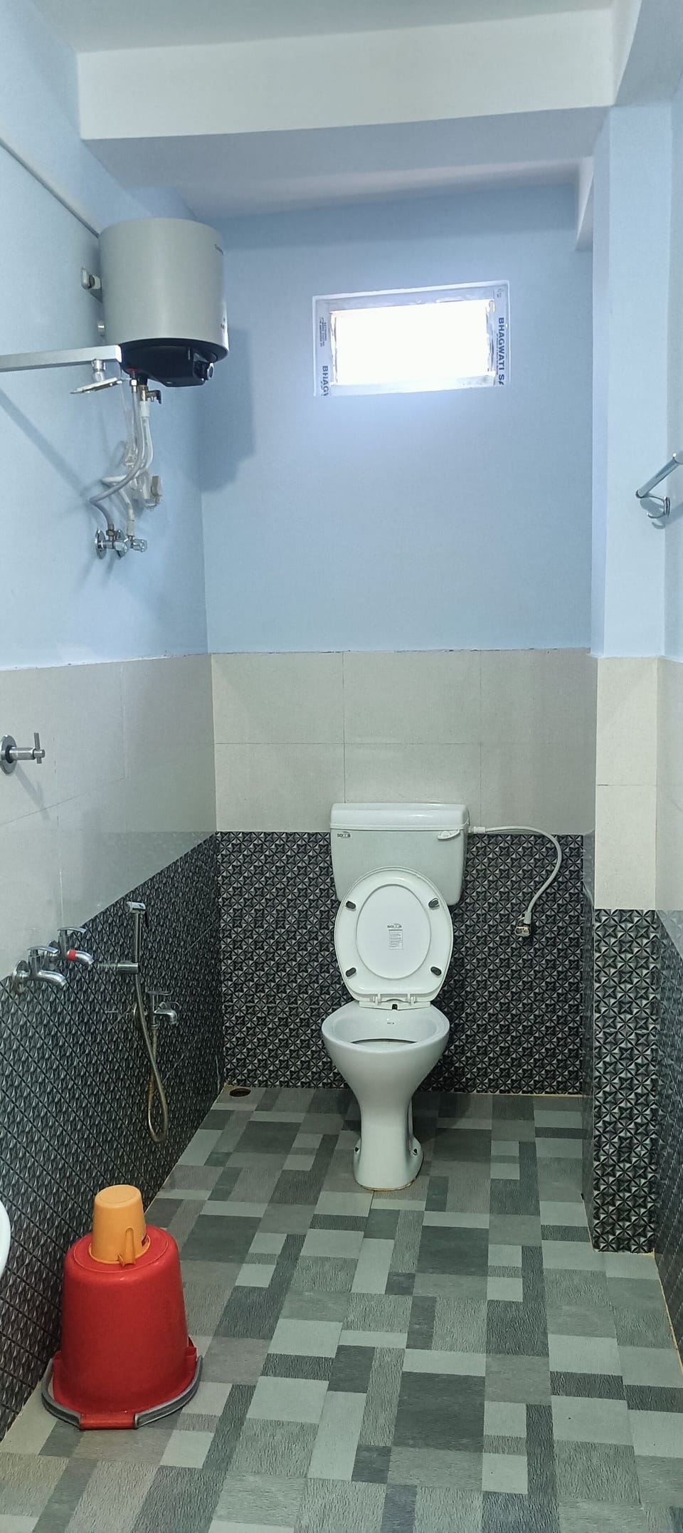 Executive Quadruple Room | Bathroom | Shower, rainfall showerhead, free toiletries, towels