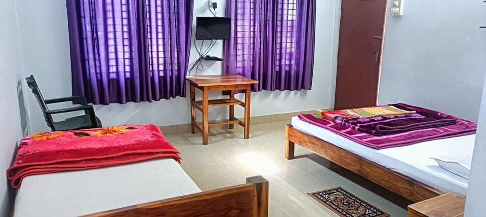 Deluxe Triple Room | Hypo-allergenic bedding available, memory foam beds, desk