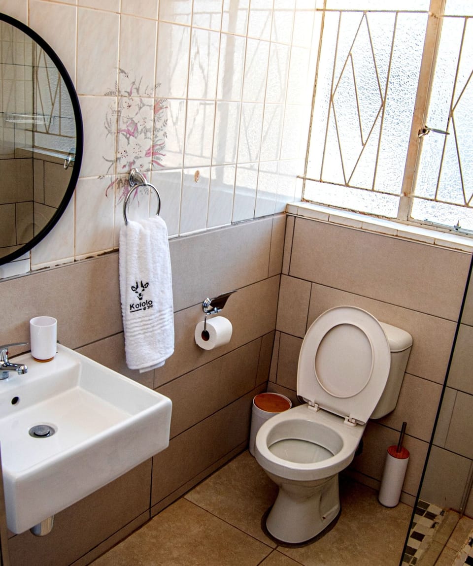 Basic Double Room | Bathroom | Free toiletries, towels, soap, shampoo