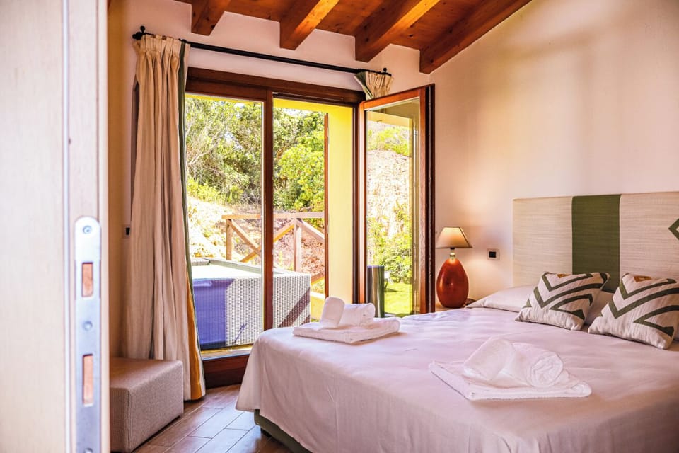 In-room safe, soundproofing, iron/ironing board, free WiFi