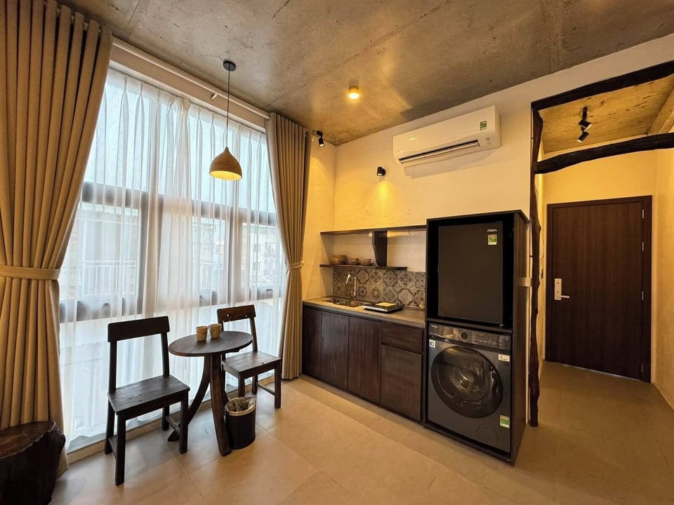 Deluxe Studio, Balcony, Courtyard View | Private kitchen | Mini-fridge, paper towels