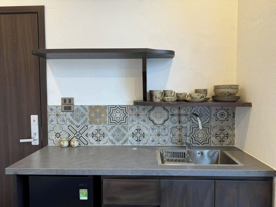 Luxury Studio | Private kitchen | Mini-fridge, paper towels
