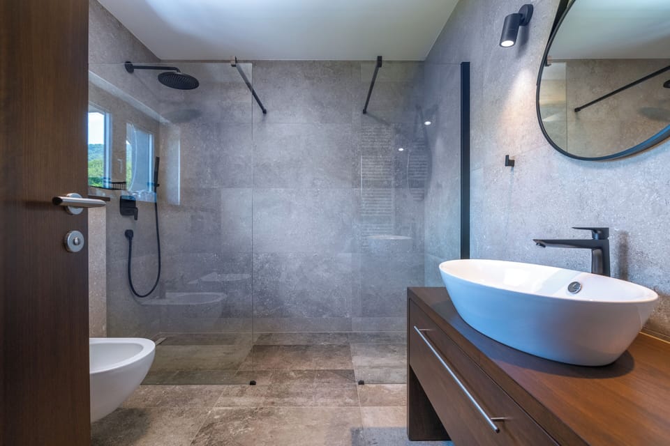 Standard Triple Room | Bathroom | Shower, hair dryer, bathrobes, slippers