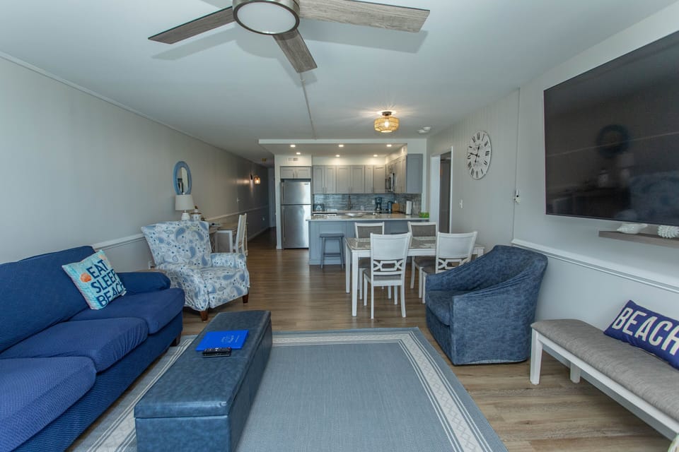 Condo, 3 Bedrooms | Living area