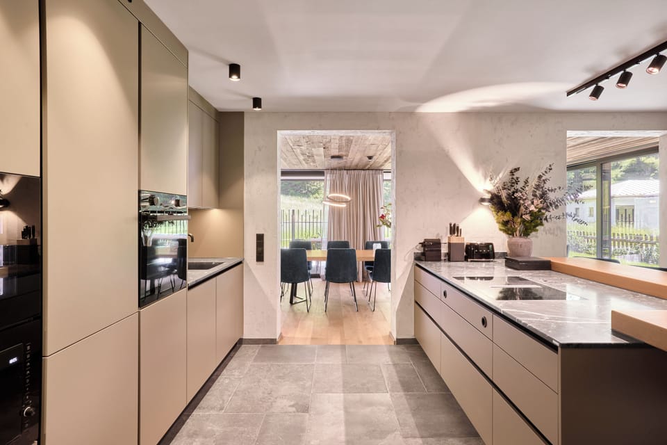 Full-size fridge, microwave, oven, stovetop
