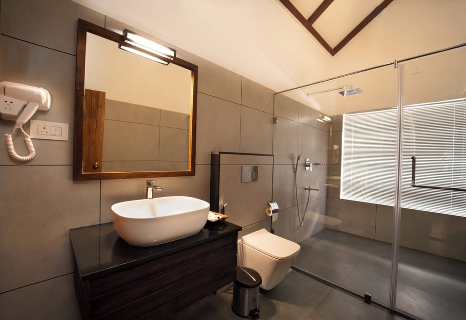 Luxury Double Room, Private Pool, Hill View | Bathroom | Free toiletries, bathrobes, slippers, bidet
