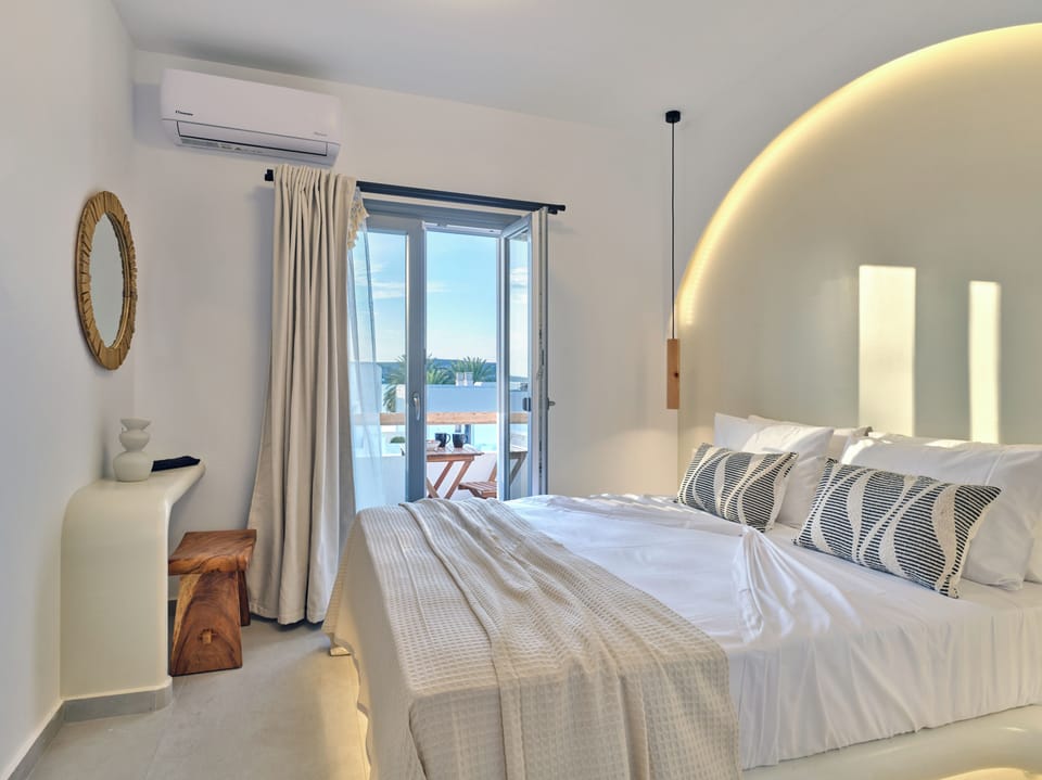 Double Room, 1 Queen Bed, Non Smoking, Partial Sea View | Premium bedding, down comforters, memory foam beds, minibar