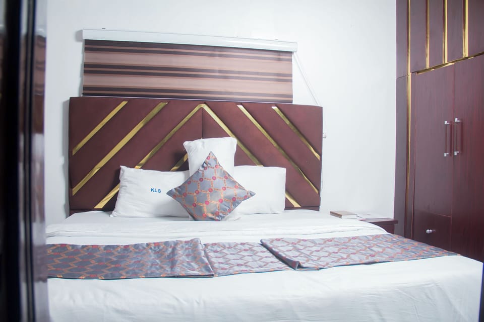 1 bedroom, desk, laptop workspace, soundproofing