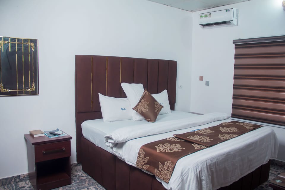 1 bedroom, desk, laptop workspace, soundproofing