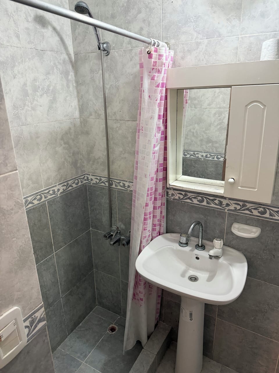Shower, free toiletries, bidet, towels