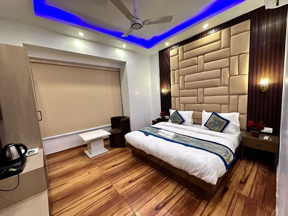 Hypo-allergenic bedding, minibar, desk, laptop workspace