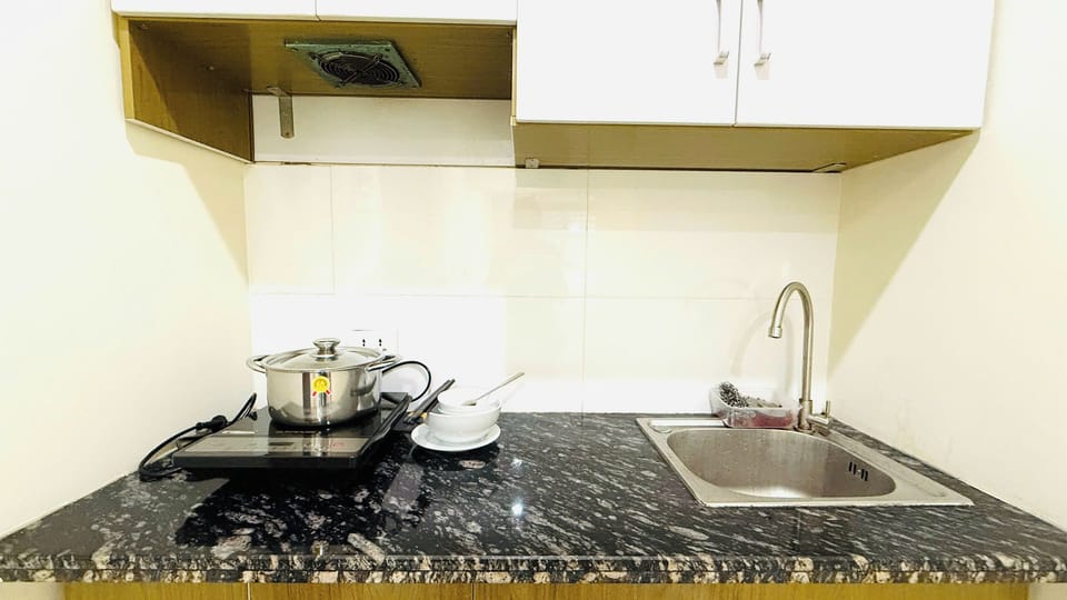 Basic Apartment | Private kitchen | Fridge, stovetop, cookware/dishes/utensils
