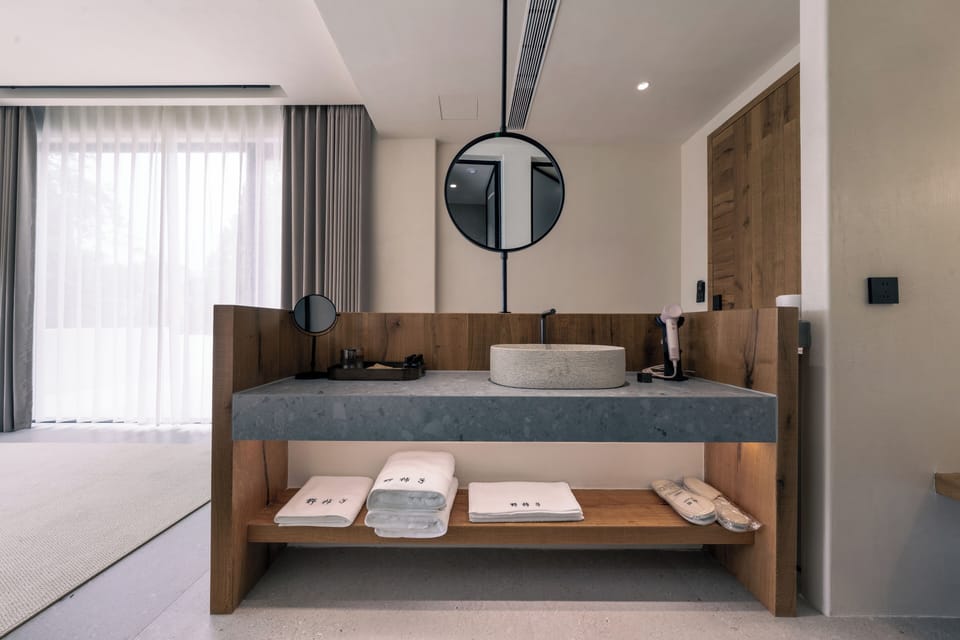 Luxury Double Room, 1 King Bed, Patio, Hill View | Bathroom | Hair dryer, towels, soap, shampoo