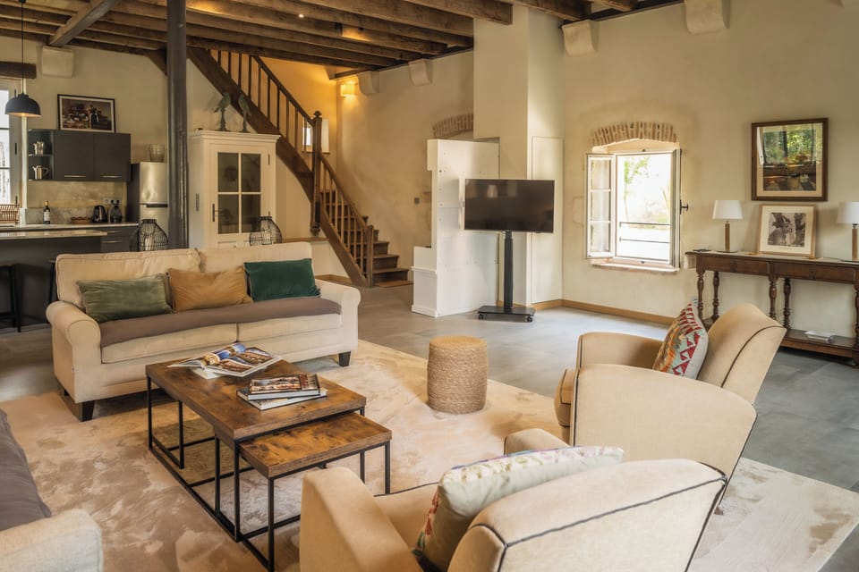 Le Moulin | Living area | 99-cm flat-screen TV with cable channels