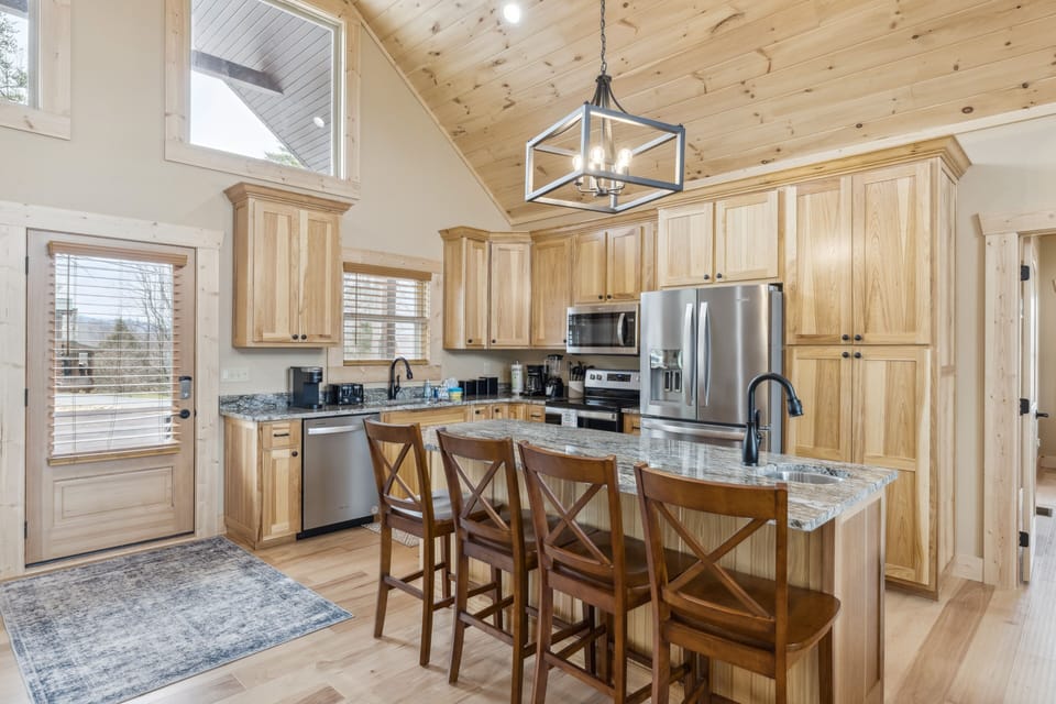 Cabin, 4 Bedrooms | Private kitchen | Coffee/tea maker, fridge, oven, toaster