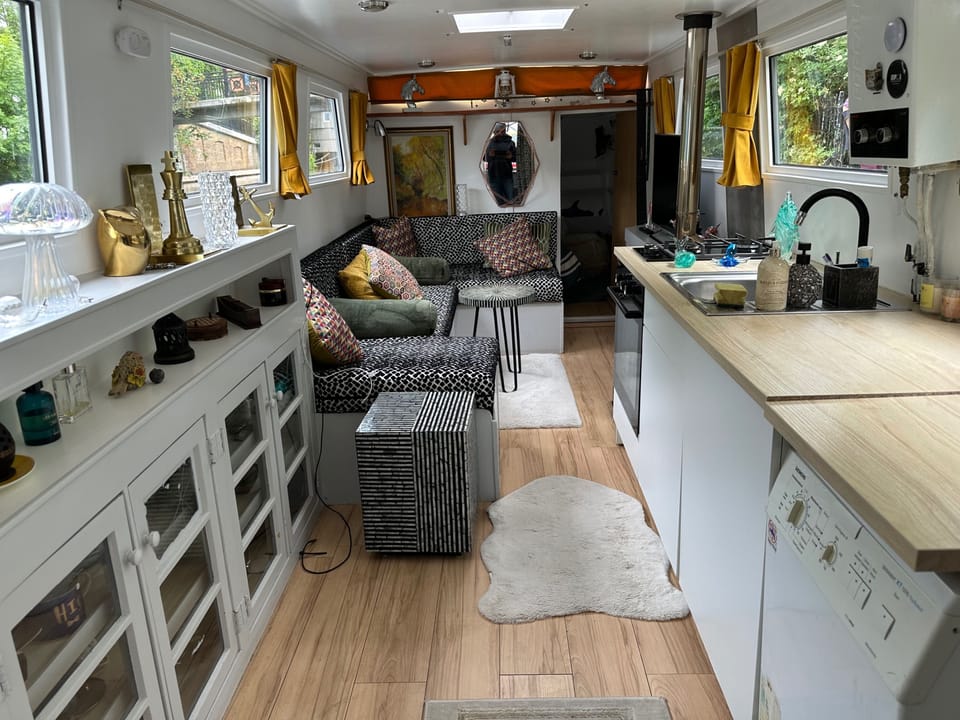 Fridge, oven, stovetop, electric kettle