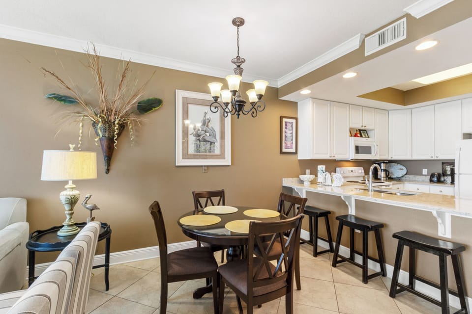 Deluxe Condo, 2 Bedrooms, Balcony, Beach View | In-room dining