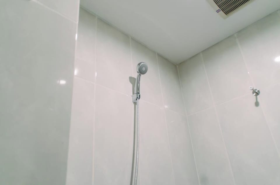 Apartment | Bathroom | Shower, towels, soap, shampoo