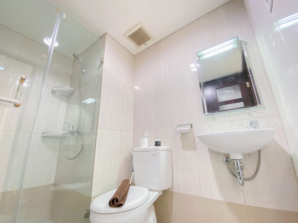 Studio | Bathroom | Shower, towels, shampoo
