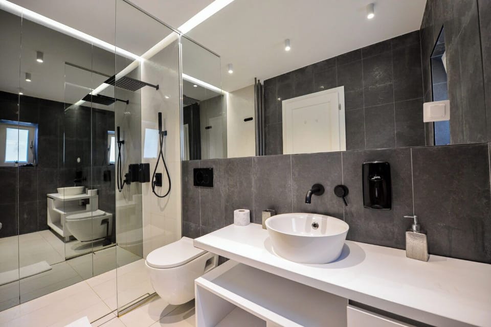 Blue Moon - One Bedroom - Romana Square Apartment in Bucharest