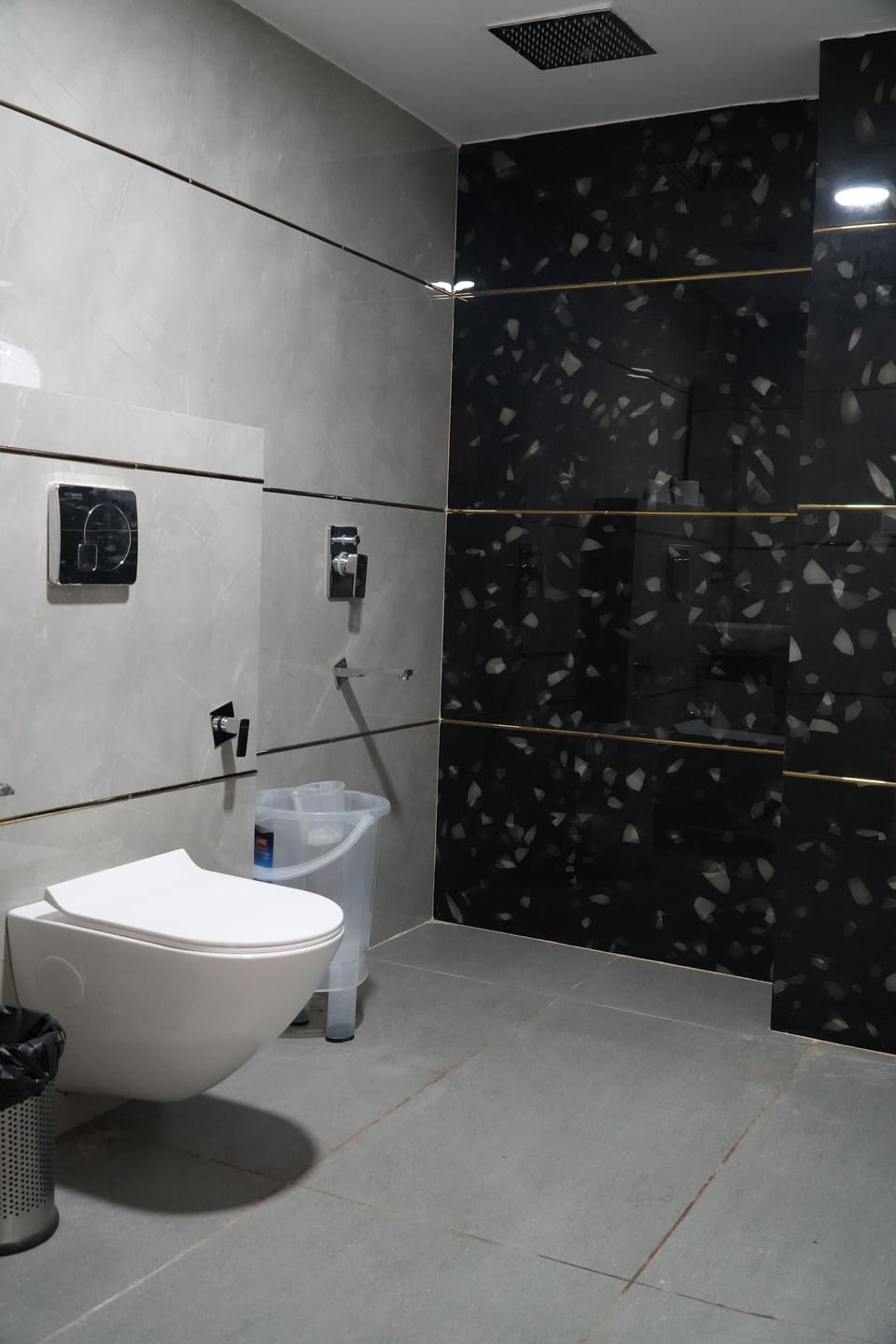 Executive Double Room, Hill View | Bathroom | Shower, rainfall showerhead, free toiletries, hair dryer