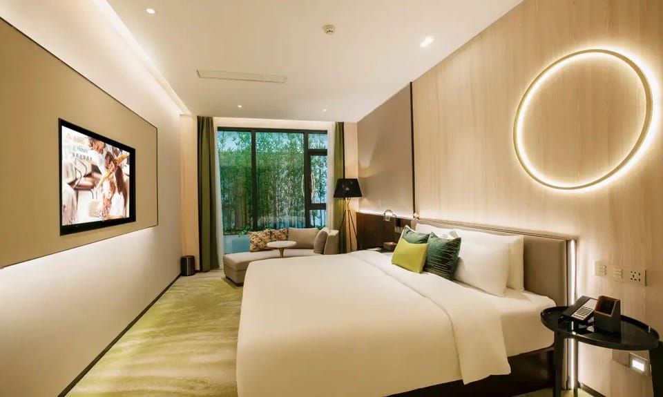 Executive Suite | Premium bedding, down comforters, memory foam beds, minibar