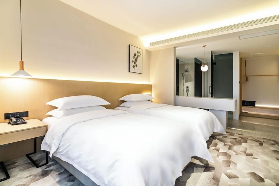 Basic Twin Room | Desk, laptop workspace, free WiFi, bed sheets