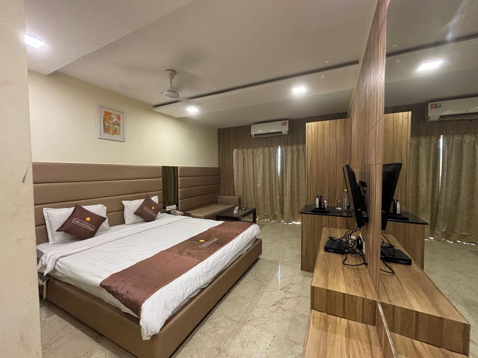 Superior Double Room, 1 King Bed, City View | Living area | TV