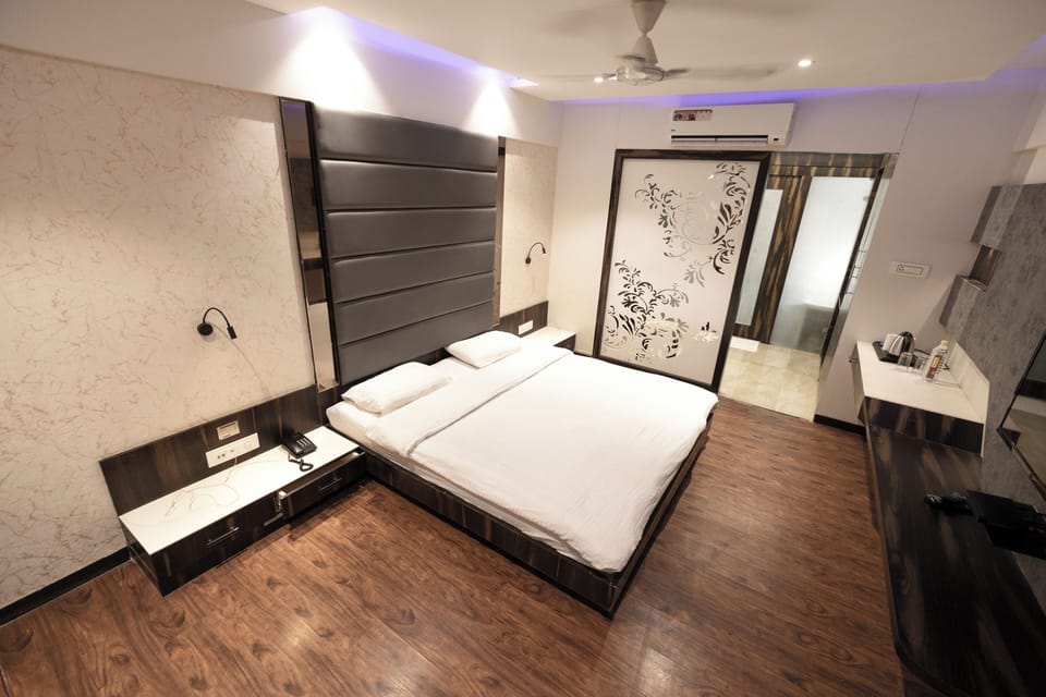 Desk, laptop workspace, WiFi (free), bed sheets